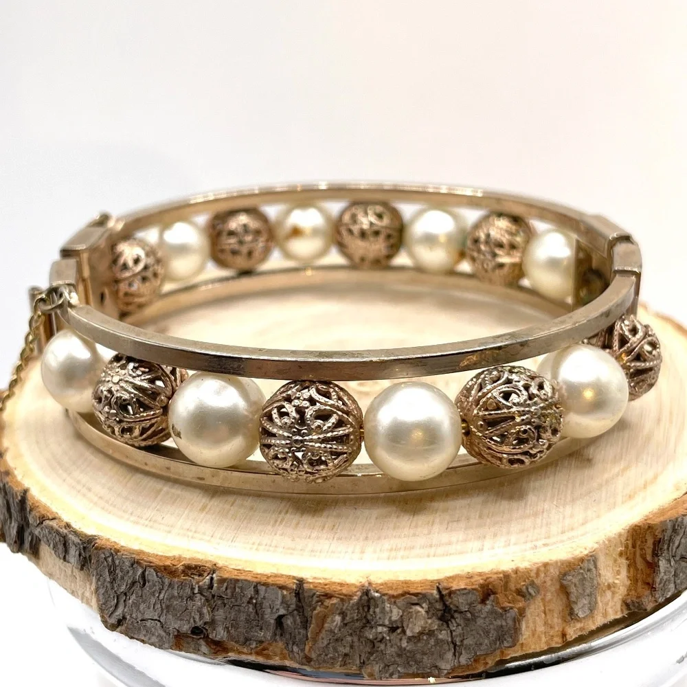 Vintage Unsigned Gold Tone Filigree Faux Pearl Bead Hinged Bangle Bracelet - Picture 1 of 12